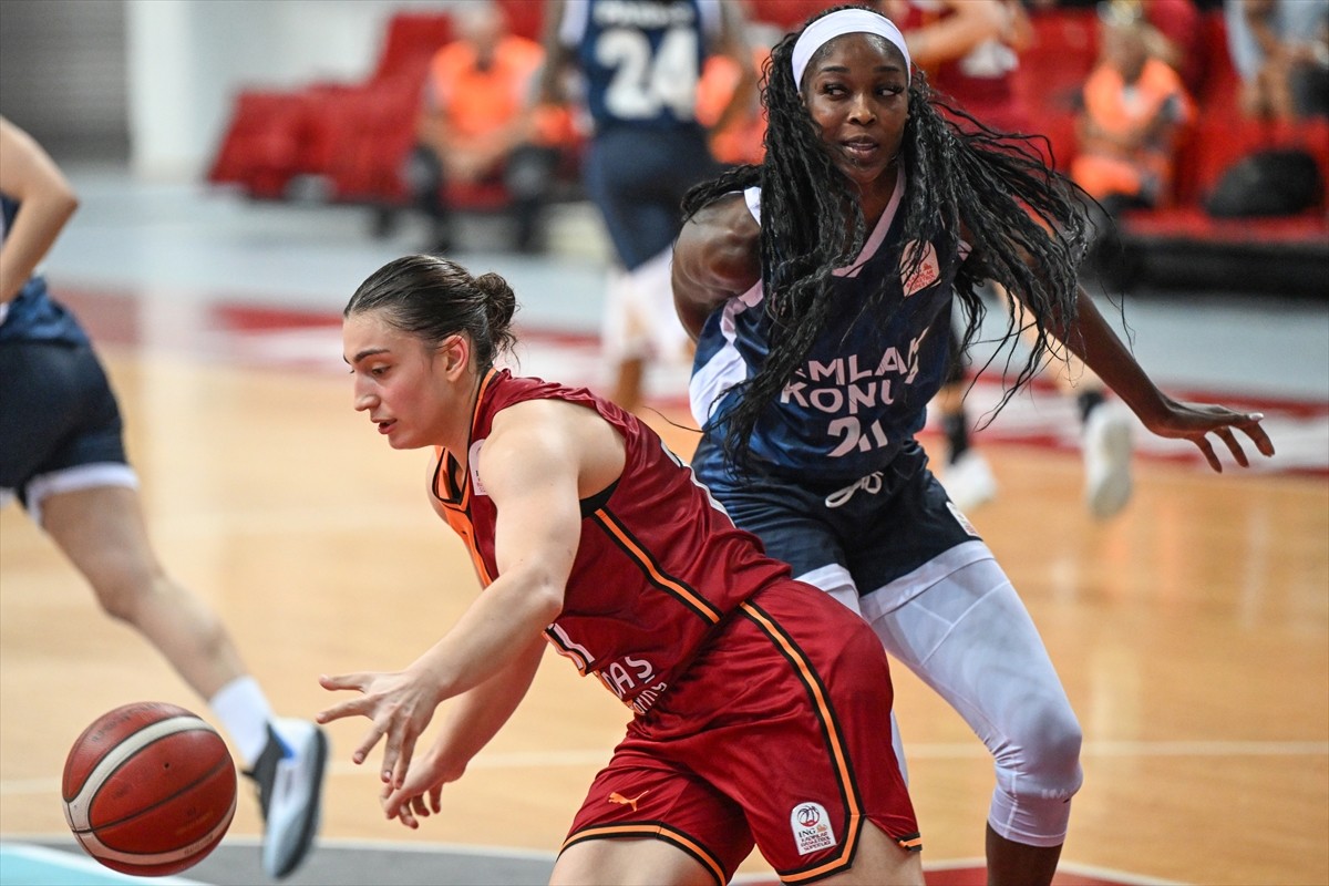 Kayseri'de düzenlenen 18. Erciyes Kupası Kadınlar Basketbol Turnuvası'nda Emlak Konut ile...