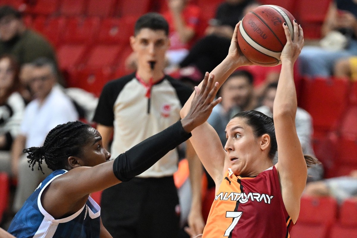 Kayseri'de düzenlenen 18. Erciyes Kupası Kadınlar Basketbol Turnuvası'nda Emlak Konut ile...