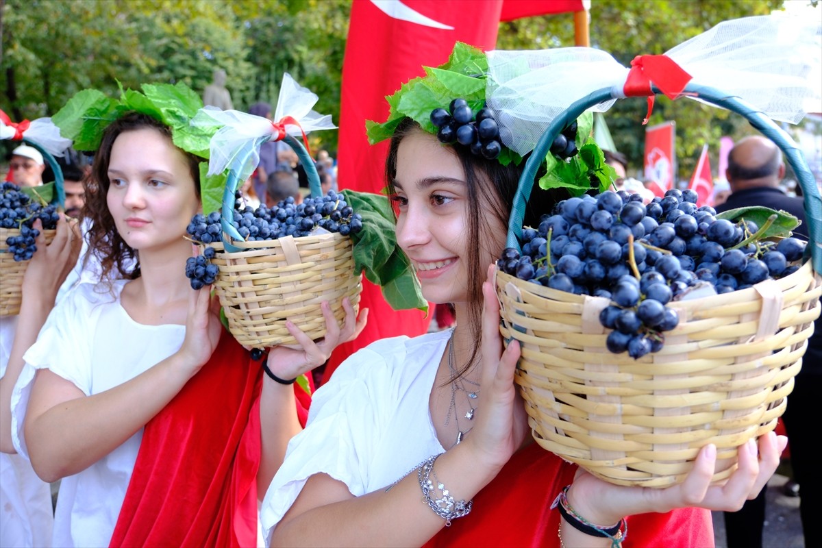 Kırklareli 15. Yayla, Bolluk, Bereket, Hasat ve Bağ Bozumu Şenlikleri başladı. Şenliklere katılan...