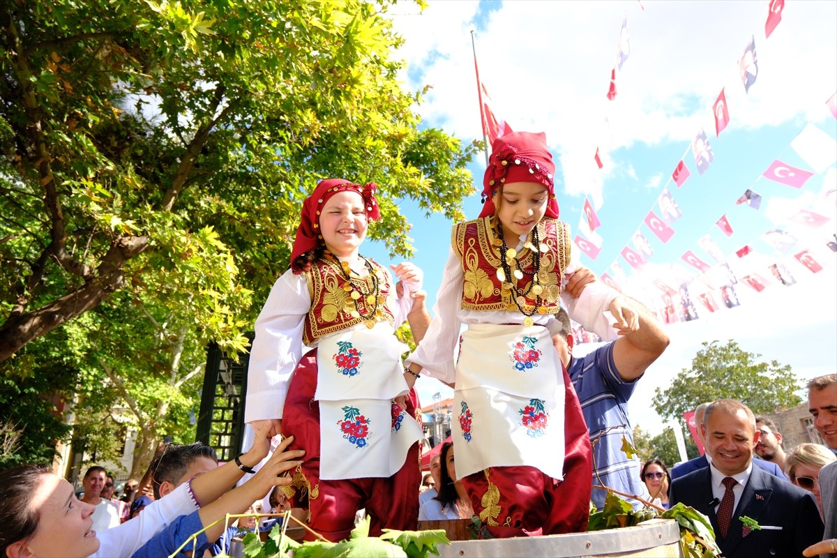 Kırklareli 15. Yayla, Bolluk, Bereket, Hasat ve Bağ Bozumu Şenlikleri başladı. Şenliklere katılan...