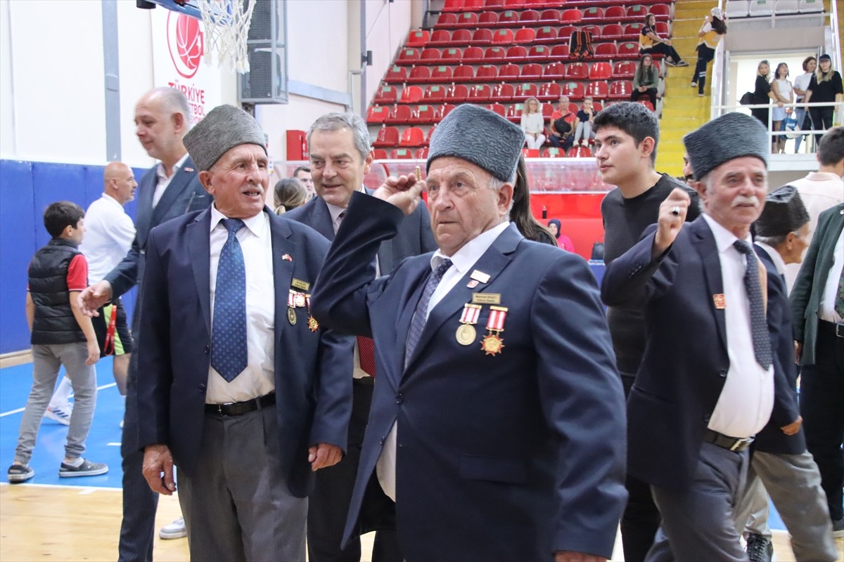 Kırklareli Valiliğince 19 Eylül Gaziler Günü dolayısıyla Atatürk Spor Salonu'nda gerçekleştirilen...