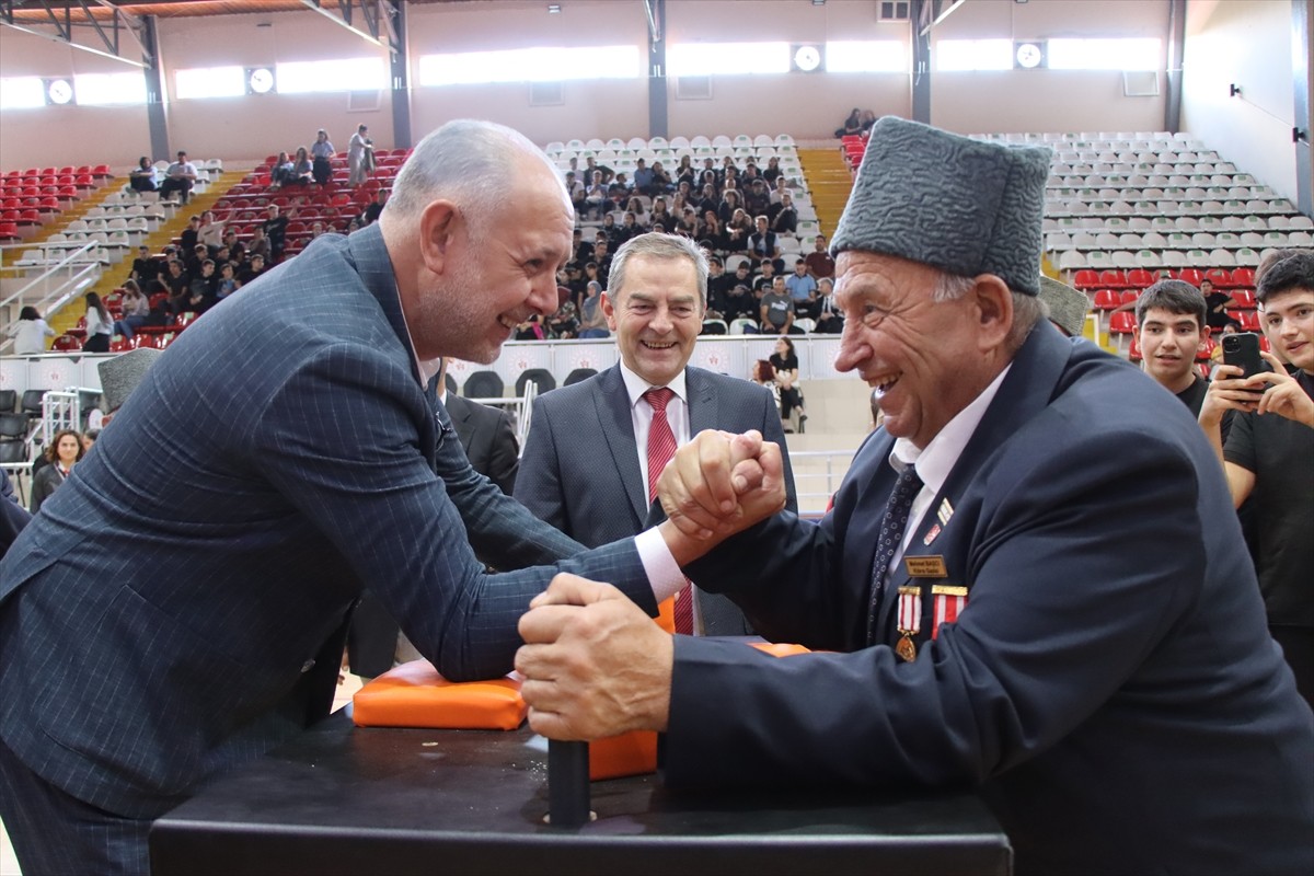 Kırklareli Valiliğince 19 Eylül Gaziler Günü dolayısıyla Atatürk Spor Salonu'nda gerçekleştirilen...