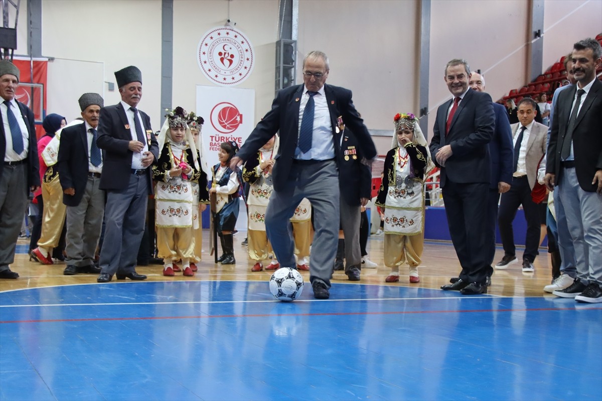 Kırklareli Valiliğince 19 Eylül Gaziler Günü dolayısıyla Atatürk Spor Salonu'nda gerçekleştirilen...