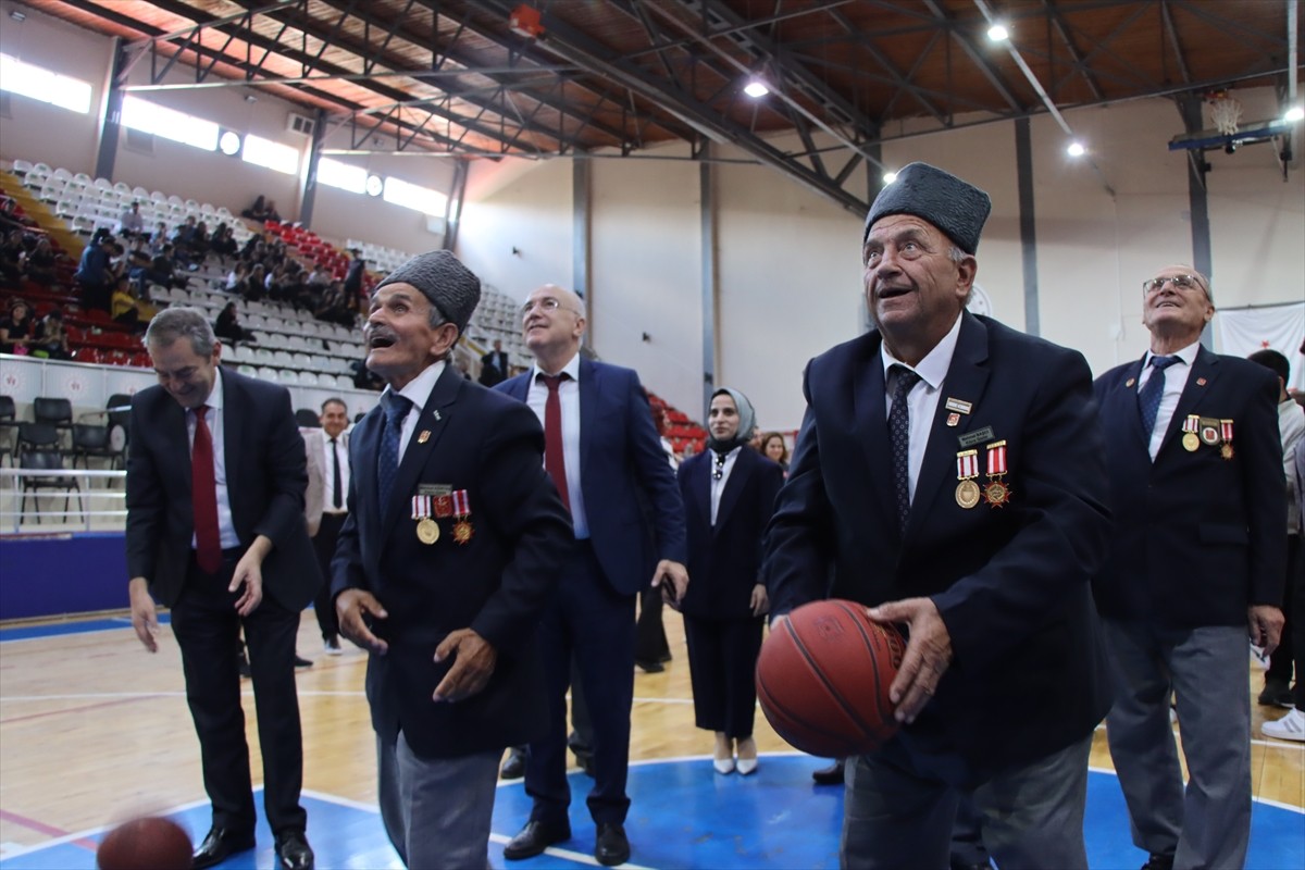 Kırklareli Valiliğince 19 Eylül Gaziler Günü dolayısıyla Atatürk Spor Salonu'nda gerçekleştirilen...