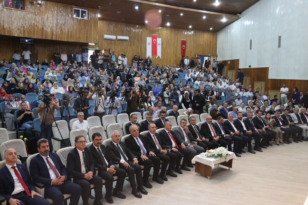 Milli Eğitim Bakanı Yusuf Tekin (ortada), çeşitli temaslarda bulunmak üzere geldiği Elazığ'da...