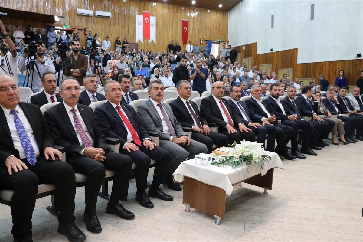 Milli Eğitim Bakanı Yusuf Tekin (ortada), çeşitli temaslarda bulunmak üzere geldiği Elazığ'da...