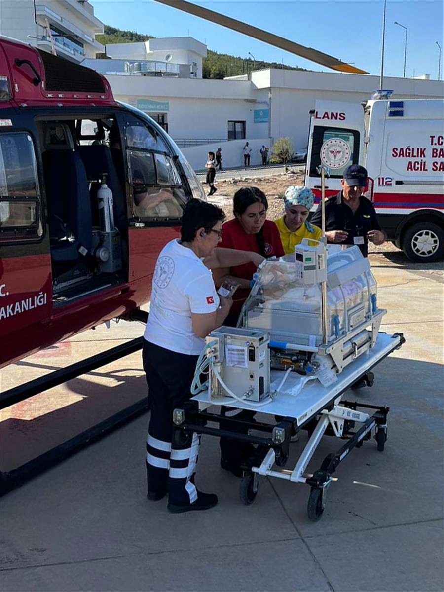 Muğla'da, beyinde su toplanması tanısı ile tedavi gören 1 aylık bebek, ambulans helikopterle...