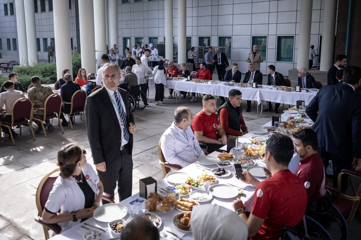 Sağlık Bakanı Kemal Memişoğlu, 19 Eylül Gaziler Günü dolayısıyla, Sağlık Bilimleri Üniversitesi...