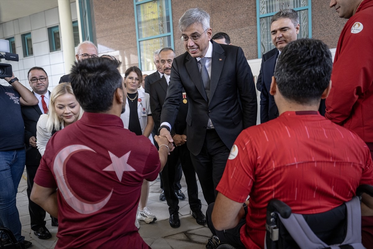 Sağlık Bakanı Kemal Memişoğlu, 19 Eylül Gaziler Günü dolayısıyla, Sağlık Bilimleri Üniversitesi...