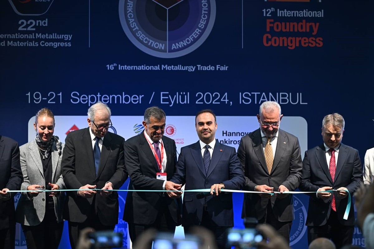 Sanayi ve Teknoloji Bakanı Mehmet Fatih Kacır (ortada), İstanbul Fuar Merkezi'nde (İFM) düzenlenen...