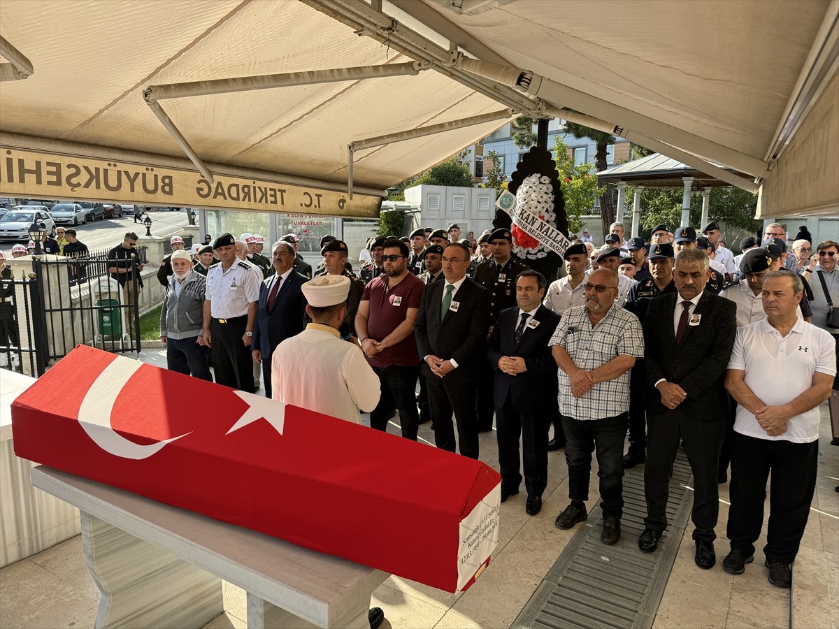 Tekirdağ'da 70 yaşında yaşamını yitiren Kıbrıs gazisi Şemşettin Çavuşoğlu'nun cenazesi toprağa...