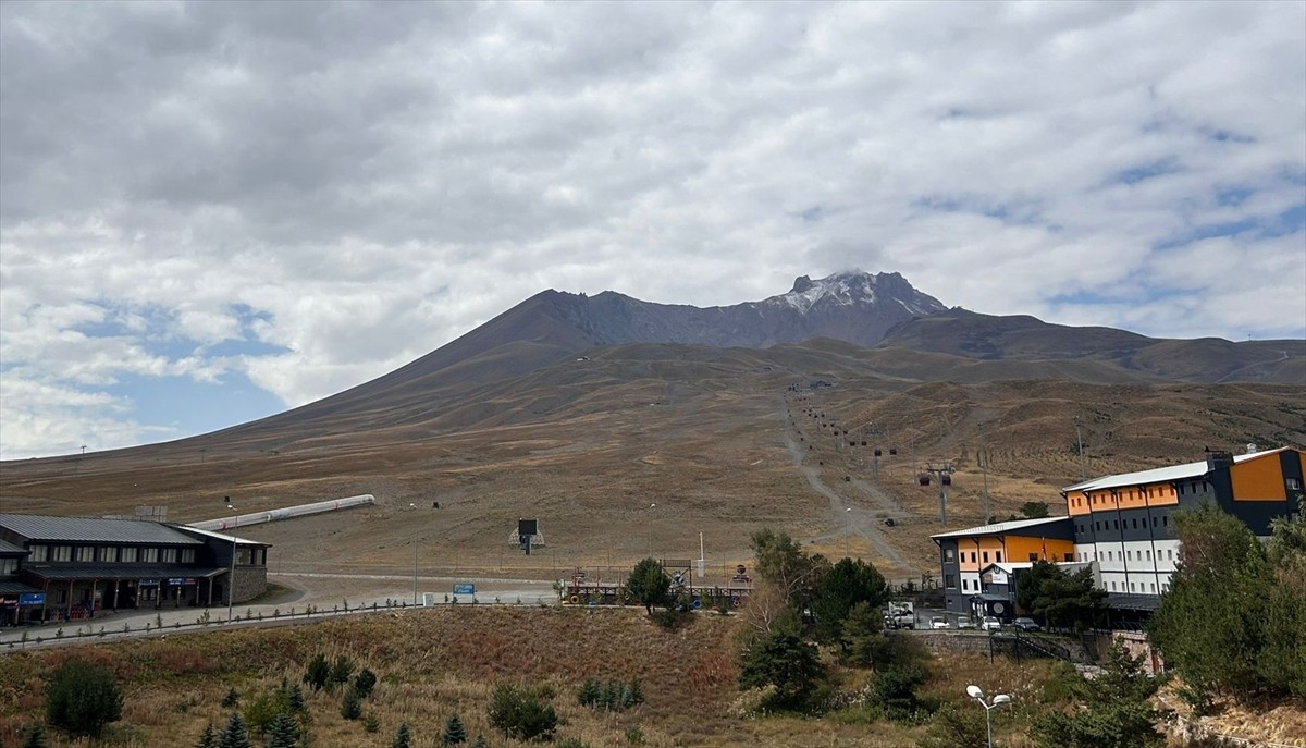 Türkiye'nin önemli kayak merkezlerinden Erciyes Dağı'nın yüksek kesimlerine kar yağdı.