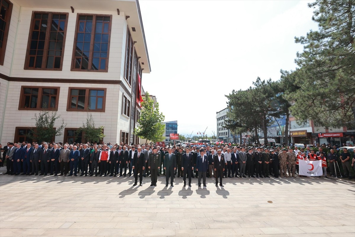 Valilik önünde düzenlenen törende de, Atatürk Anıtı'na çelenk sunulmasının ardından saygı...