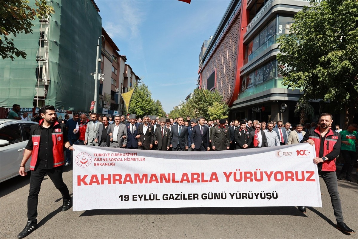 Valilik önünde düzenlenen törende de, Atatürk Anıtı'na çelenk sunulmasının ardından saygı...