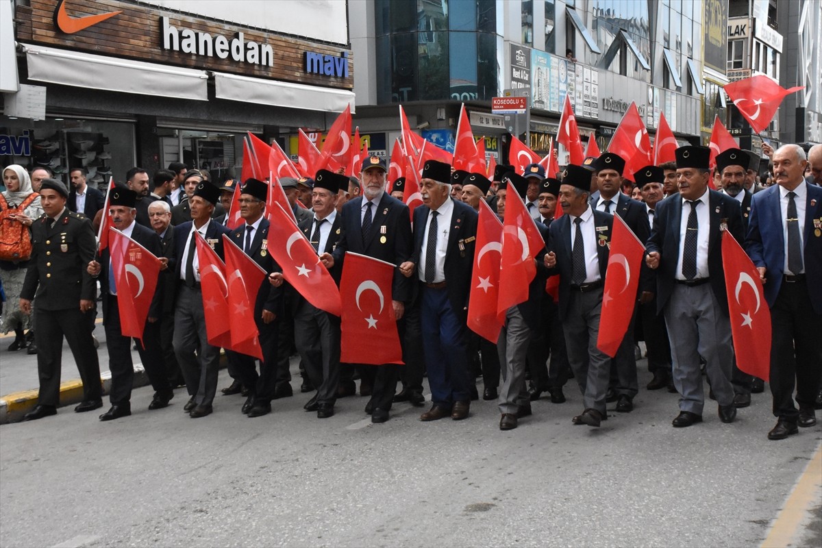 Van'da 19 Eylül Gaziler Günü dolayısıyla tören düzenlendi. Van'da Cumhuriyet Caddesi'nde bir araya...