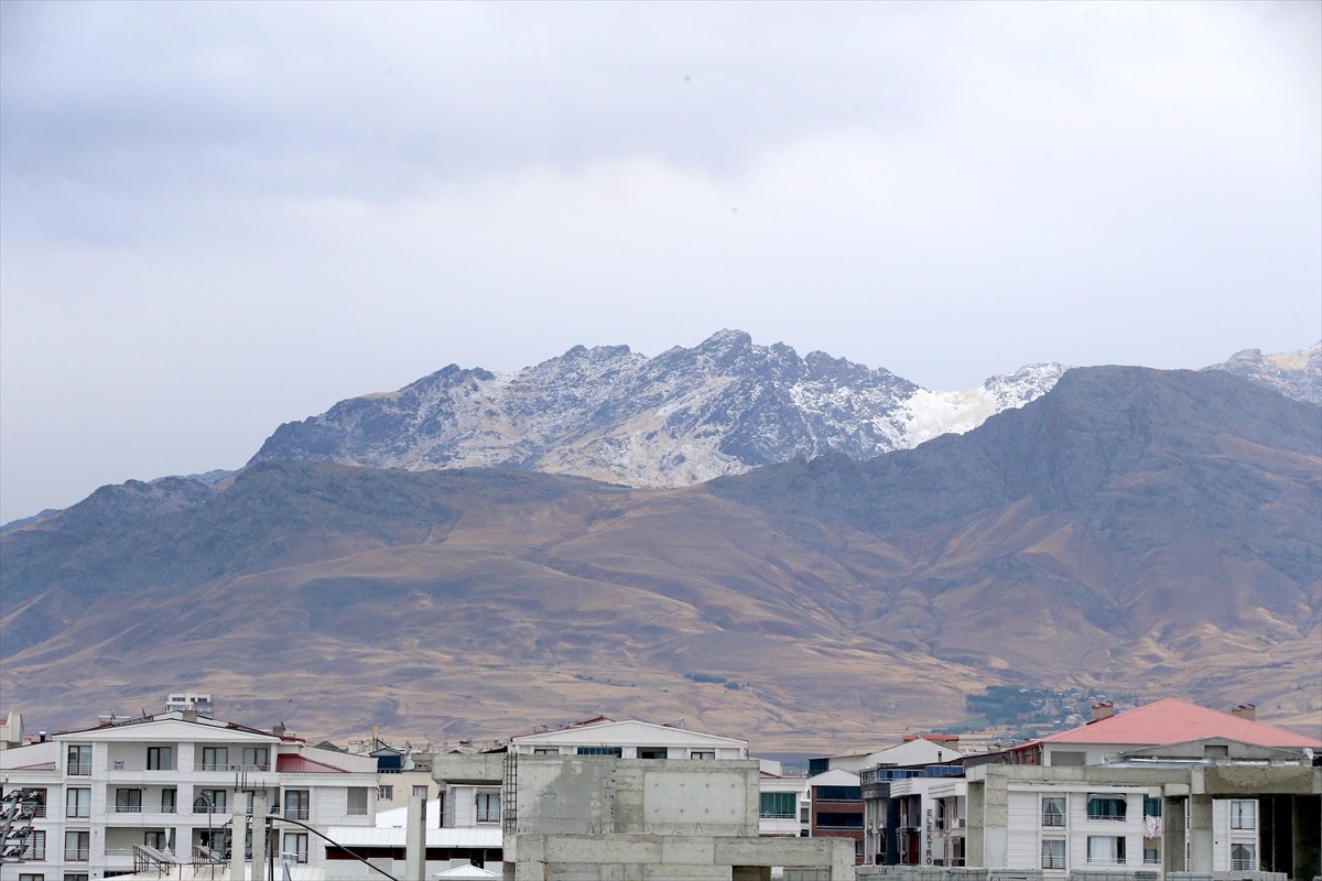 Van'da 3 bin 204 metre yükseklikteki Erek Dağı'na kar yağdı.