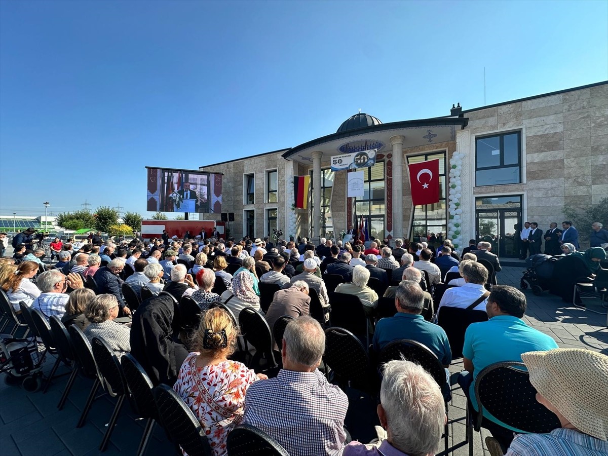 Almanya'nın Köln kenti yakınlarındaki Brühl'de inşa edilen İslam Toplumu Milli Görüş'e (IGMG)...