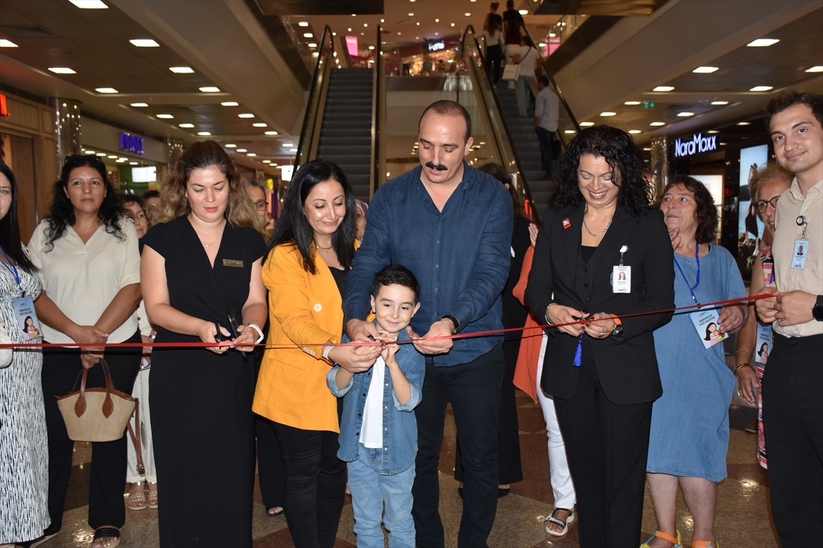 Antalya'da Lösemili Çocuklar Vakfı (LÖSEV) koordinesindeki "Annemin De Yüzü Gülüyor" projesi...