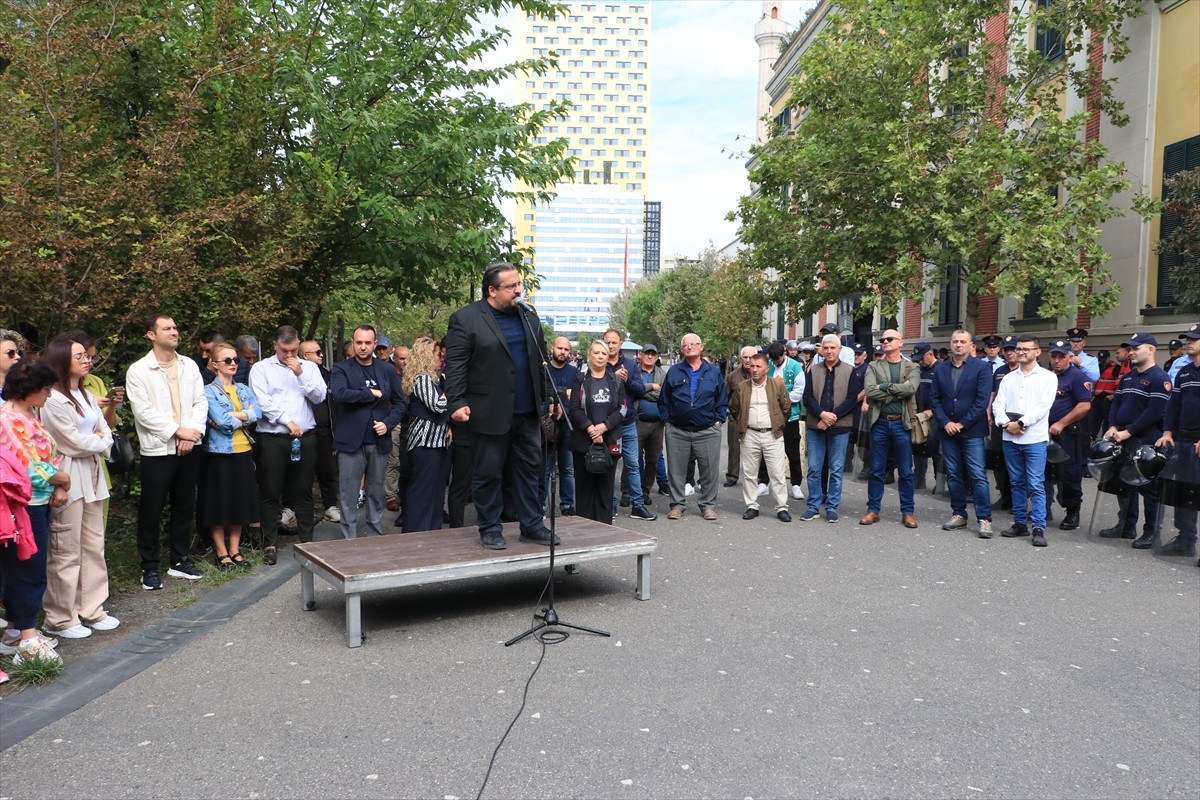 Arnavutluk'un başkenti Tiran'da belediyedeki yolsuzluk iddialarına yönelik protestolar sürerken...