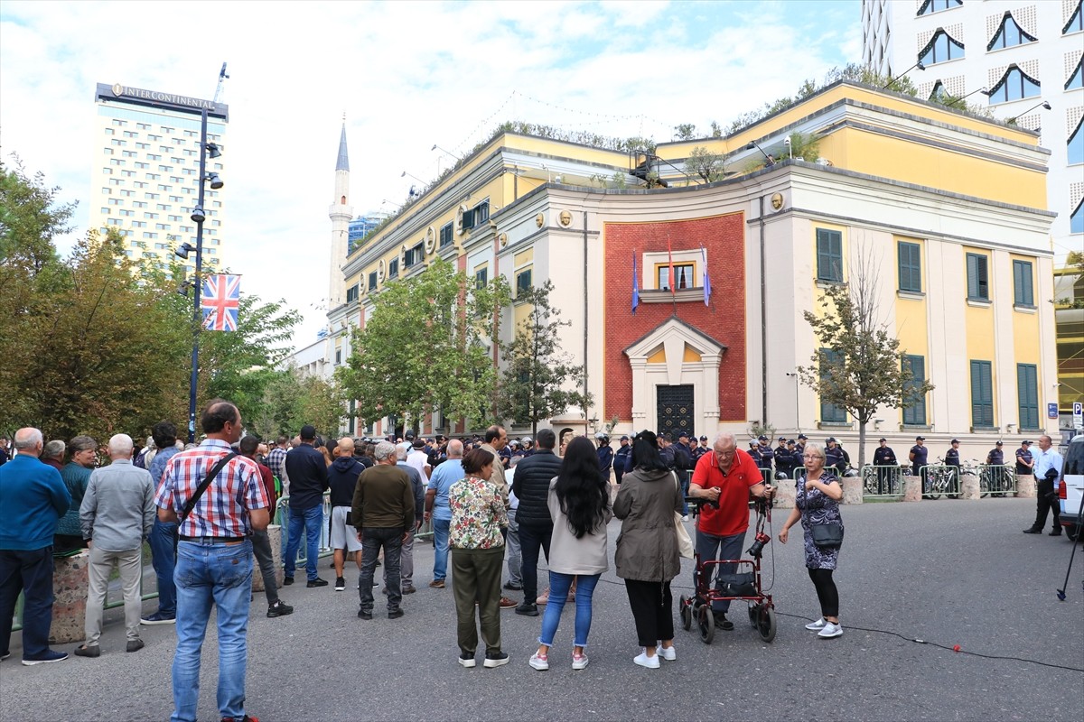 Arnavutluk'un başkenti Tiran'da belediyedeki yolsuzluk iddialarına yönelik protestolar sürerken...