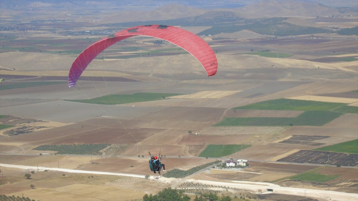 Gaziantep'in Nurdağı ilçesinde düzenlenen Yamaç Paraşütü Festivali başladı.