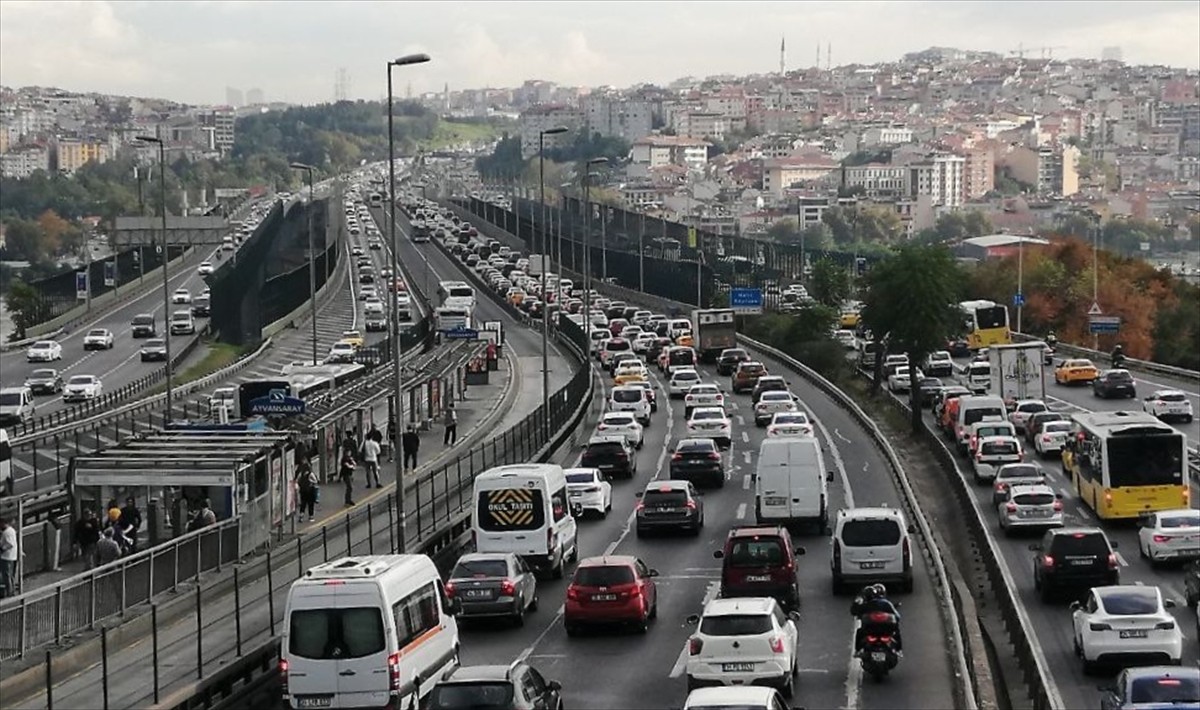 İstanbul'da haftanın son mesai gününde, sabah saatlerinde TEM Otoyolu Bağcılar mevkii Edirne...