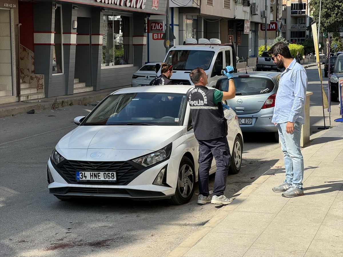 İzmir'in Buca ilçesinde çıkan bıçaklı kavgada yaralanan kişi, kaldırıldığı hastanede hayatını...