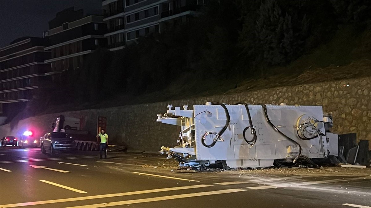 Kocaeli'nin Gebze ilçesinde kontrolden çıkan tırın taşıdığı elektrik trafosunun yola düşmesi...