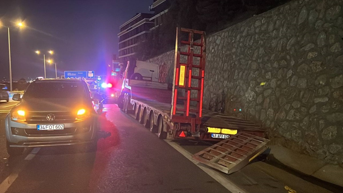 Kocaeli'nin Gebze ilçesinde kontrolden çıkan tırın taşıdığı elektrik trafosunun yola düşmesi...