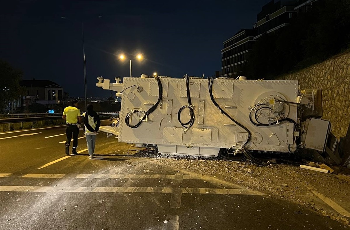 Kocaeli'nin Gebze ilçesinde kontrolden çıkan tırın taşıdığı elektrik trafosunun yola düşmesi...