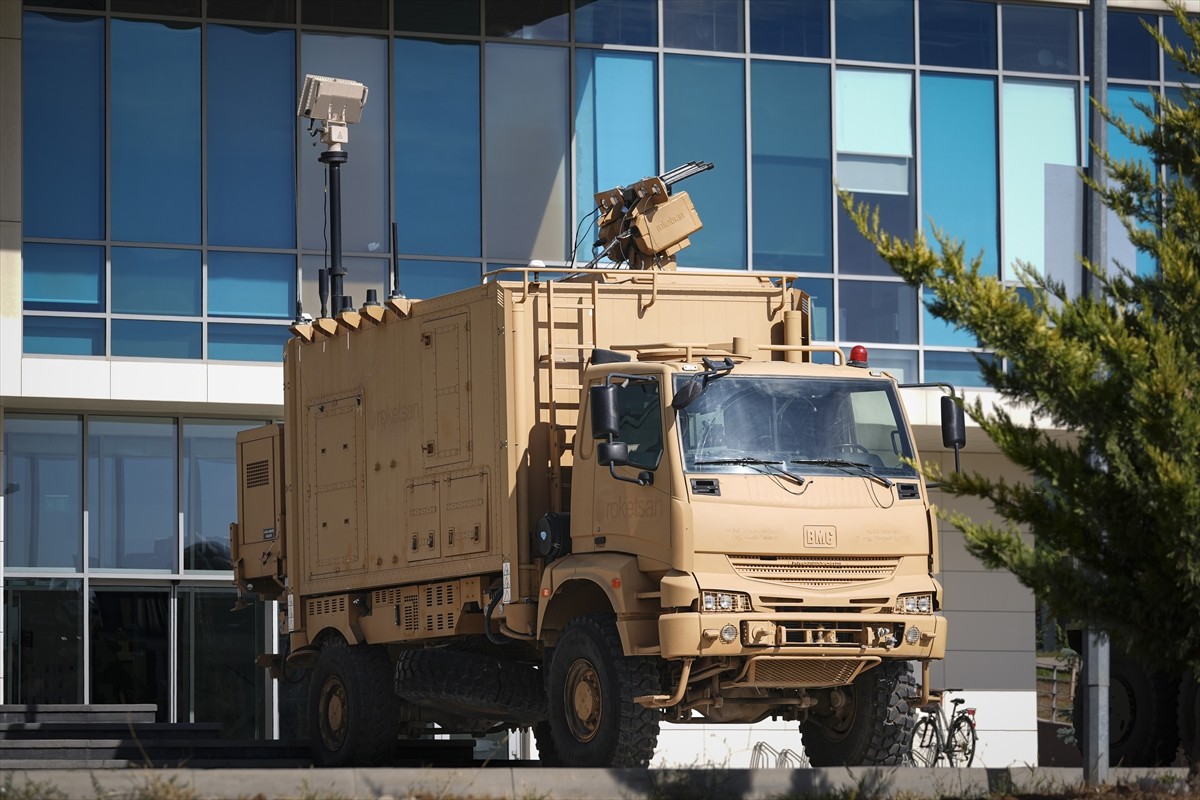 ROKETSAN'ın geliştirdiği ALKA Yönlendirilmiş Enerji Silah Sistemi (YESS) ile dron tehditleri...