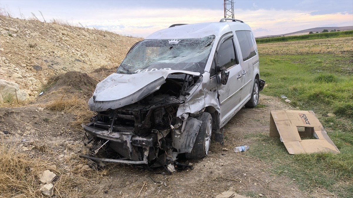 Şanlıurfa'nın Suruç ilçesinde otomobil ile hafif ticari aracın çarpıştığı kazada 3 kişi...