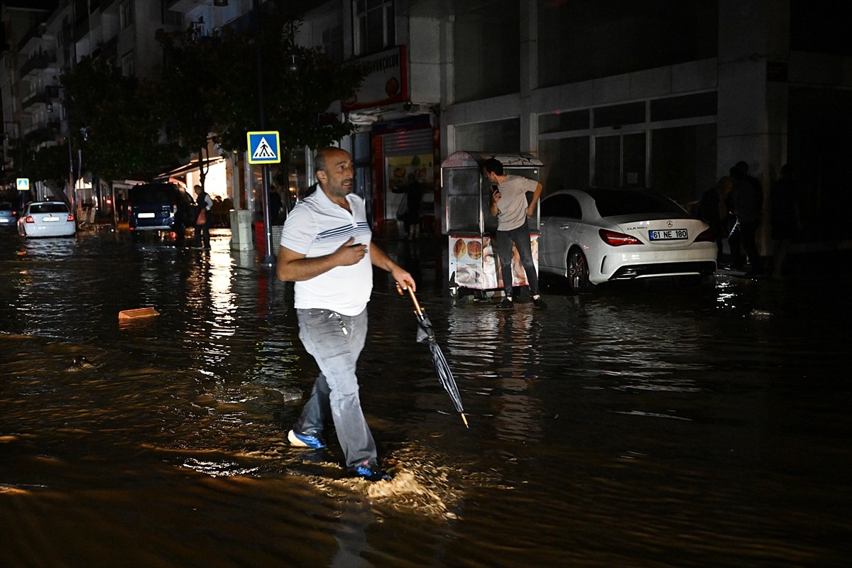 Trabzon'un Arsin ve Araklı ilçesinde sağanak hayatı olumsuz etkiledi. İl genelinde aralıklarla...