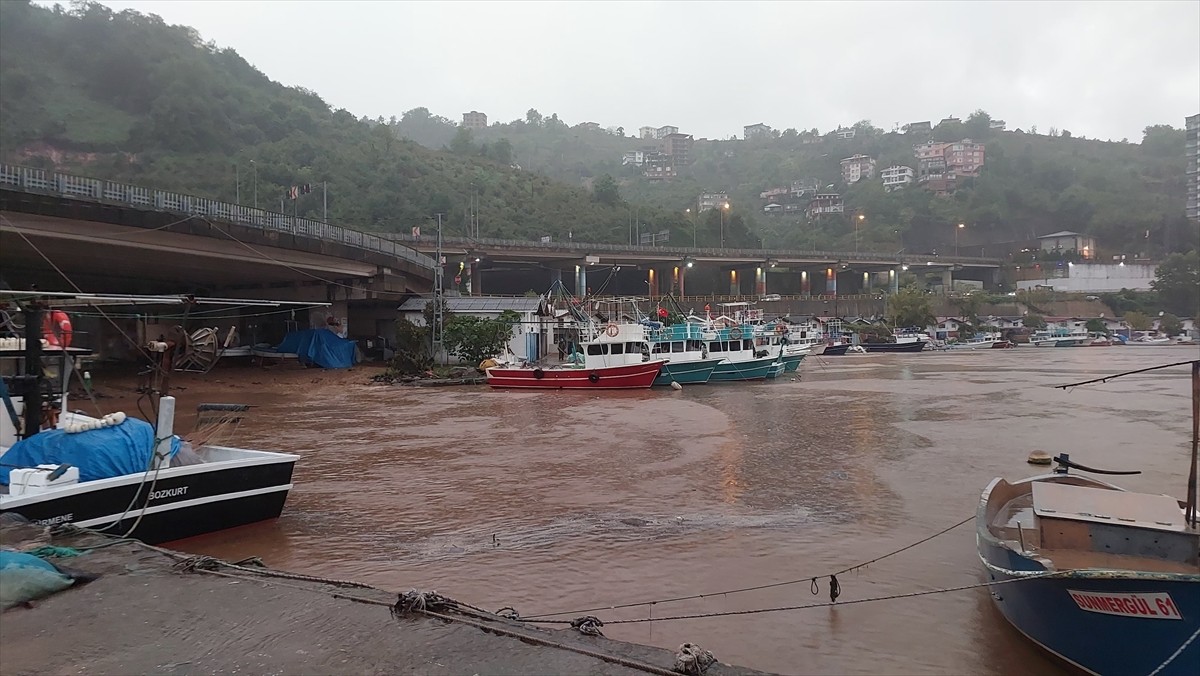 Trabzon'un Arsin ve Araklı ilçesinde sağanak hayatı olumsuz etkiledi. İl genelinde aralıklarla...