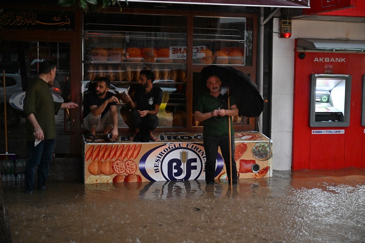 Trabzon'un Arsin ve Araklı ilçesinde sağanak hayatı olumsuz etkiledi. İl genelinde aralıklarla...