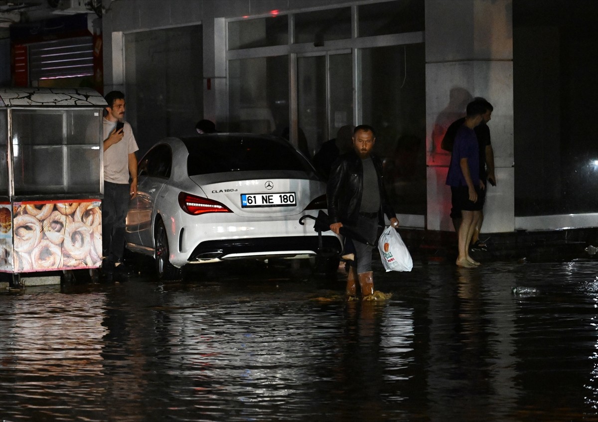 Trabzon'un Arsin ve Araklı ilçesinde sağanak hayatı olumsuz etkiledi. İl genelinde aralıklarla...