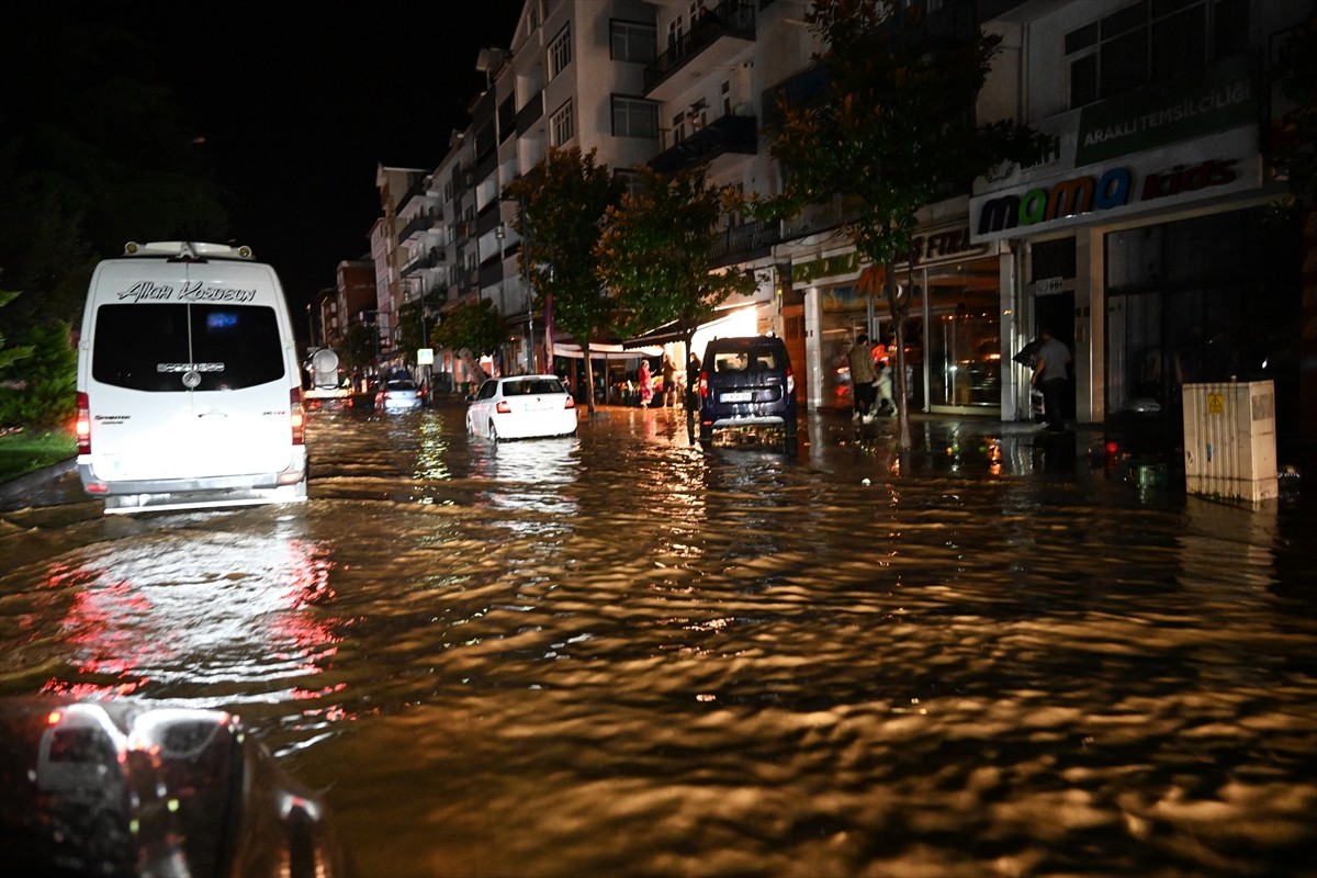 Trabzon'un Arsin ve Araklı ilçesinde sağanak hayatı olumsuz etkiledi. İl genelinde aralıklarla...