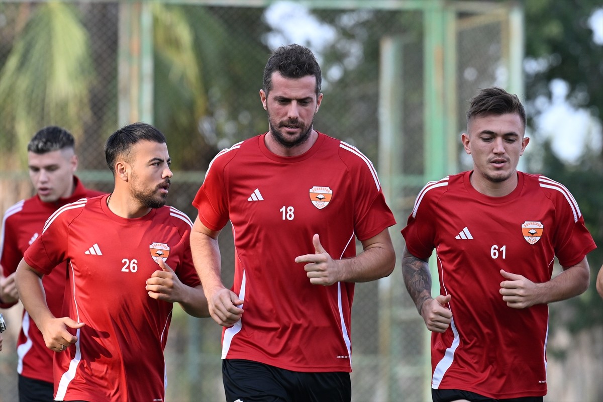 Trendyol 1. Lig ekiplerinden Adanaspor'un takım kaptanı Uğur Demirok (sol 2) ile Doğukan Emeksiz...