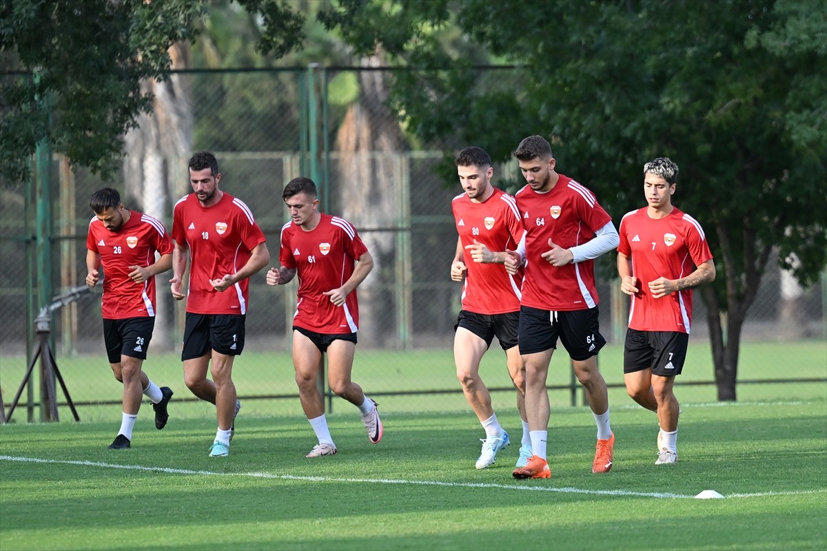 Trendyol 1. Lig ekiplerinden Adanaspor'un takım kaptanı Uğur Demirok (sol 2) ile Doğukan Emeksiz...