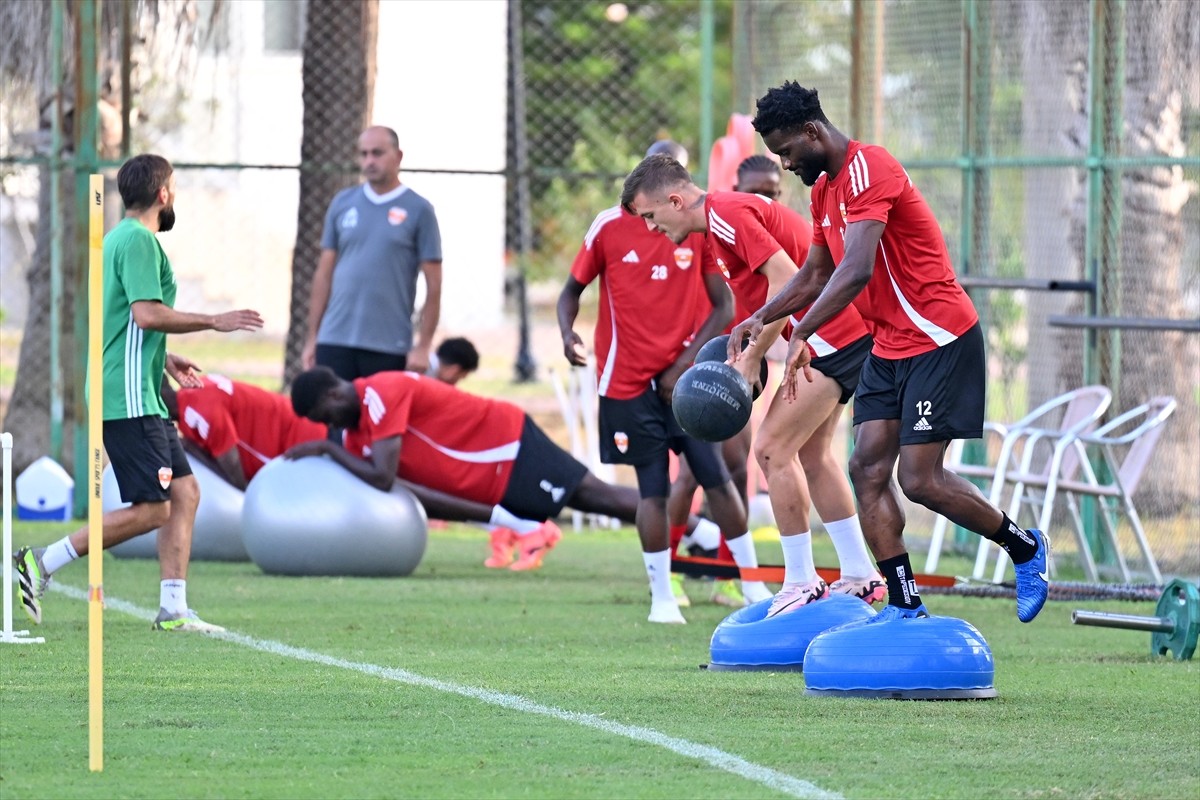 Trendyol 1. Lig ekiplerinden Adanaspor'un takım kaptanı Uğur Demirok (sol 2) ile Doğukan Emeksiz...