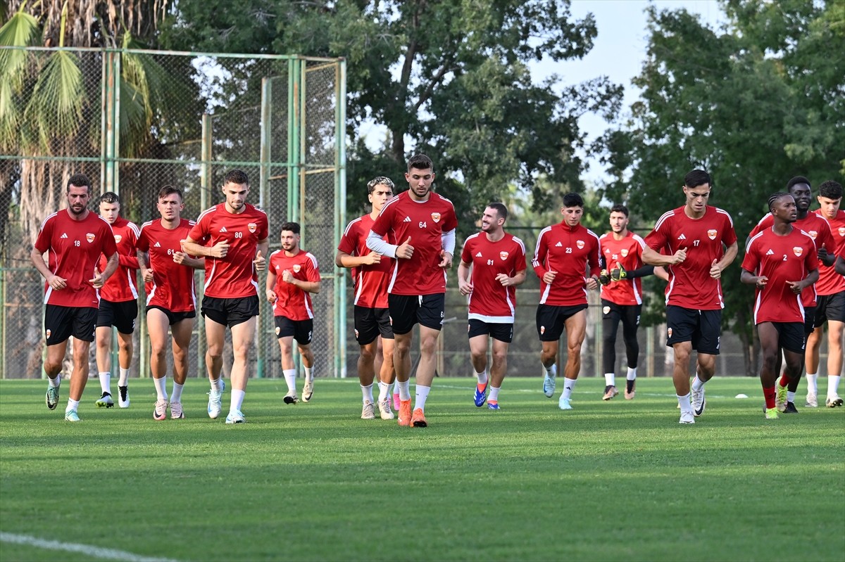 Trendyol 1. Lig ekiplerinden Adanaspor'un takım kaptanı Uğur Demirok (sol 2) ile Doğukan Emeksiz...