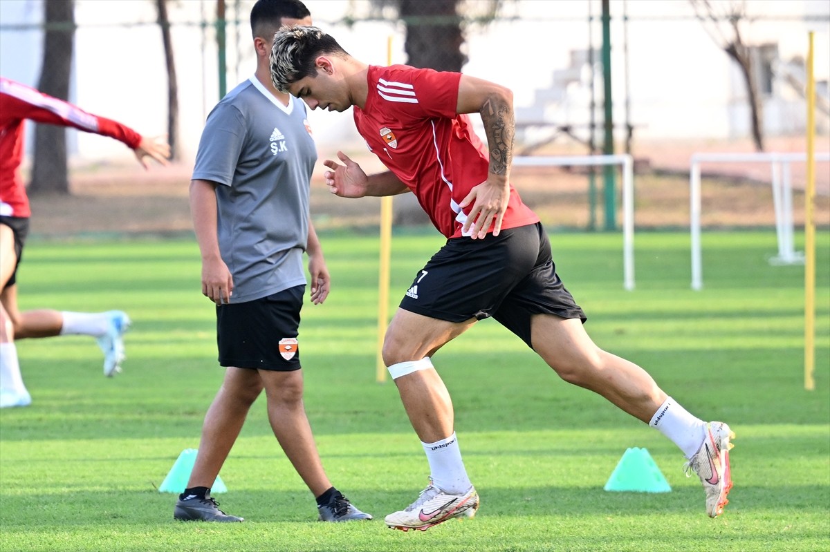 Trendyol 1. Lig ekiplerinden Adanaspor'un takım kaptanı Uğur Demirok (sol 2) ile Doğukan Emeksiz...