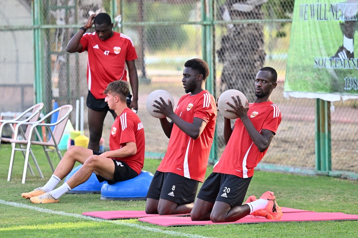 Trendyol 1. Lig ekiplerinden Adanaspor'un takım kaptanı Uğur Demirok (sol 2) ile Doğukan Emeksiz...