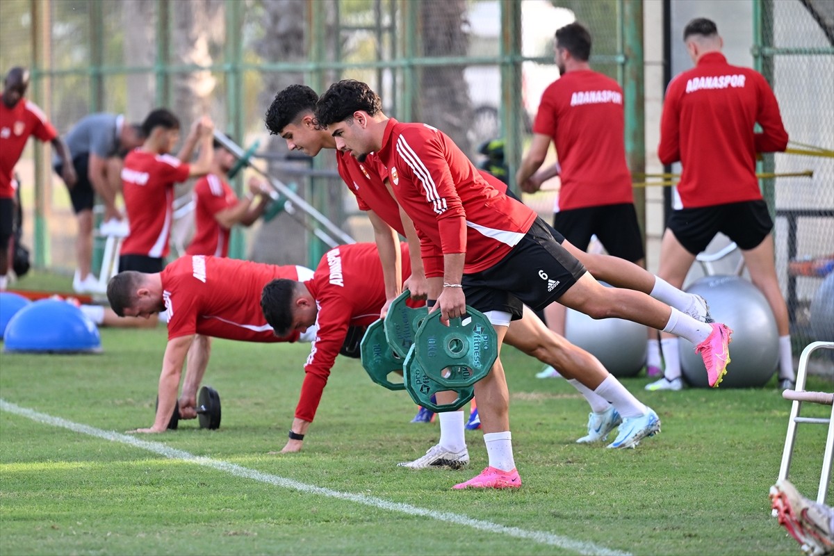 Trendyol 1. Lig ekiplerinden Adanaspor'un takım kaptanı Uğur Demirok (sol 2) ile Doğukan Emeksiz...