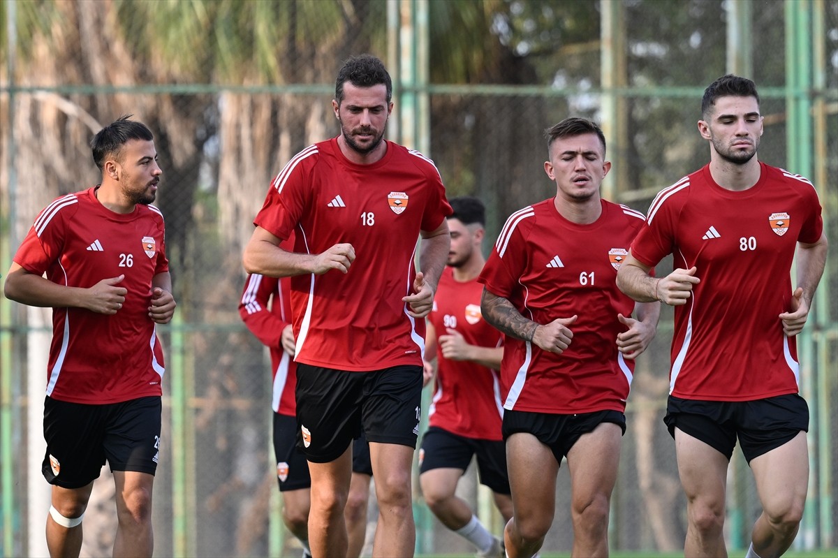 Trendyol 1. Lig ekiplerinden Adanaspor'un takım kaptanı Uğur Demirok (sol 2) ile Doğukan Emeksiz...