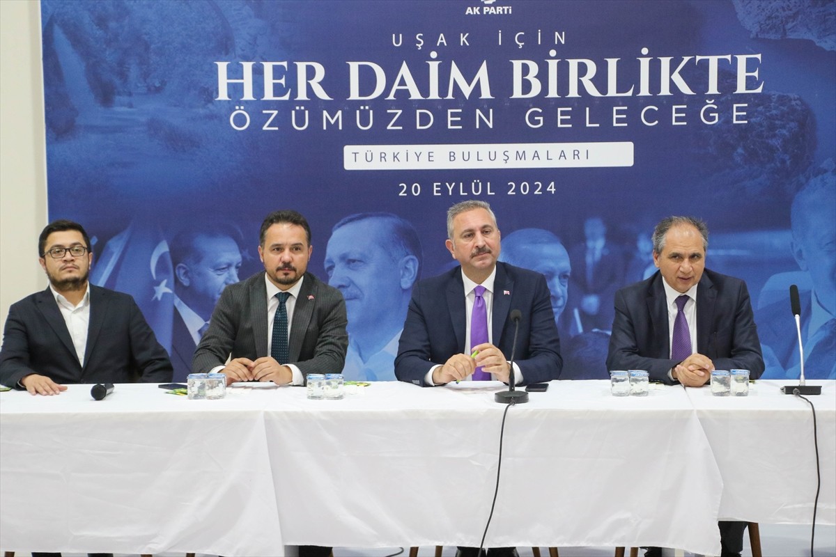 AK Parti Grup Başkanvekili Abdülhamit Gül (sağ3), partisinin "Türkiye Buluşmaları" programı...