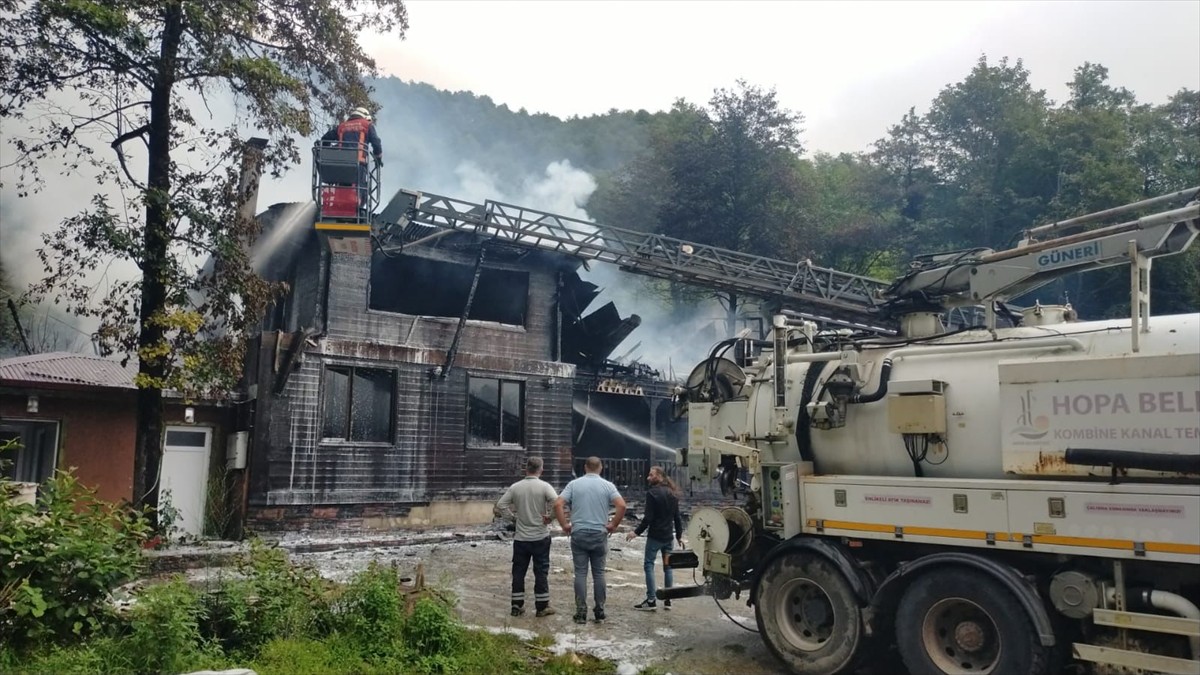 Artvin'in Hopa ilçesinde bir restoranda yangın çıktı.  Ekiplerin yaklaşık 1 saatlik çalışmasıyla...