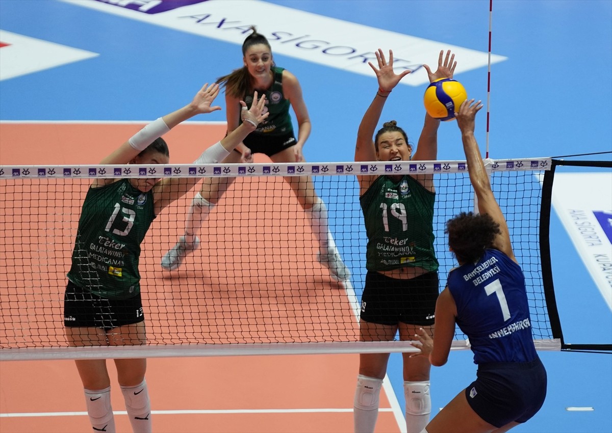 AXA Sigorta Kadınlar Kupa Voley maçında Bahçelievler Belediyespor ile Nilüfer Belediyesi Eker...