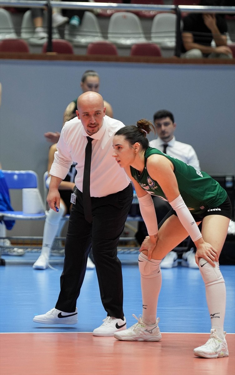 AXA Sigorta Kadınlar Kupa Voley maçında Bahçelievler Belediyespor ile Nilüfer Belediyesi Eker...