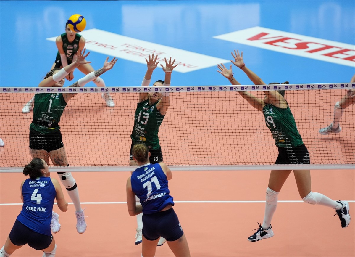 AXA Sigorta Kadınlar Kupa Voley maçında Bahçelievler Belediyespor ile Nilüfer Belediyesi Eker...